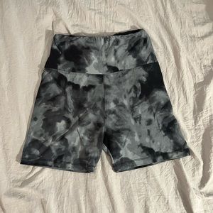 Black/gray tie dye biker shorts